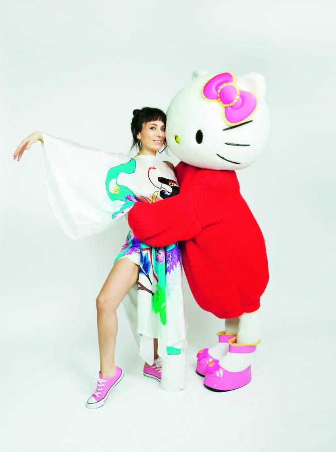 La creadora catalana María Escoté ha creado una colección capsula inspirada en Hello Kitty, el icónico personaje infantil japonés nacido en 1974. "Desde la primera vez que la vi, supe que me acompañaría el resto de mi vida", reconoce la diseñadora, que cuenta ya con 30 puntos de venta en otro gigante asiático: China.