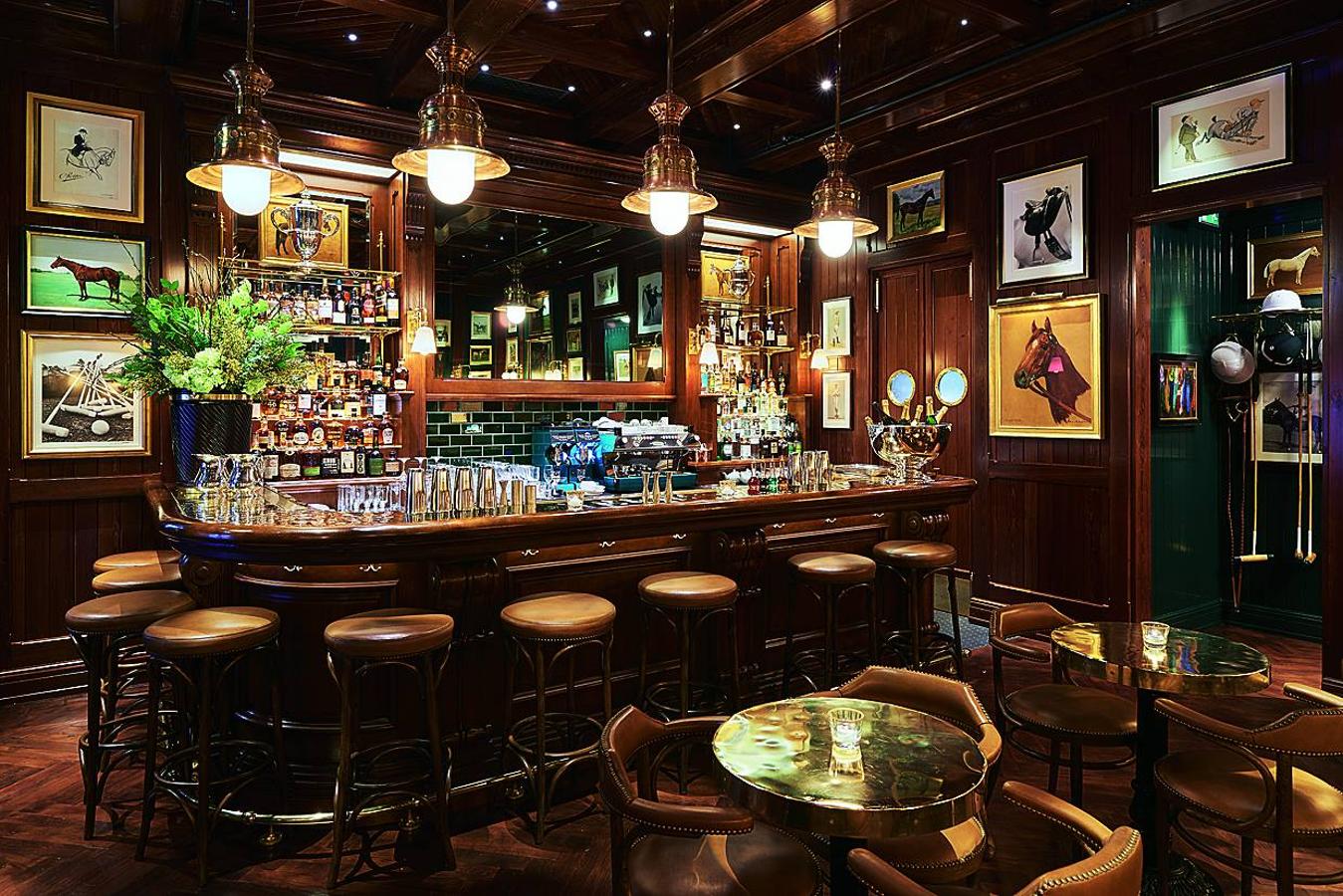 Después de nueva york, llega el turno de Londres, donde Ralph Laurent acaba de inagurar su tienda emblemática y un café, el Raplh´s Coffee & Bar, inspirado en el mundo de la hípica. En él se puede disfrutar de una selección de cafés y cócteles, y platos americanos.