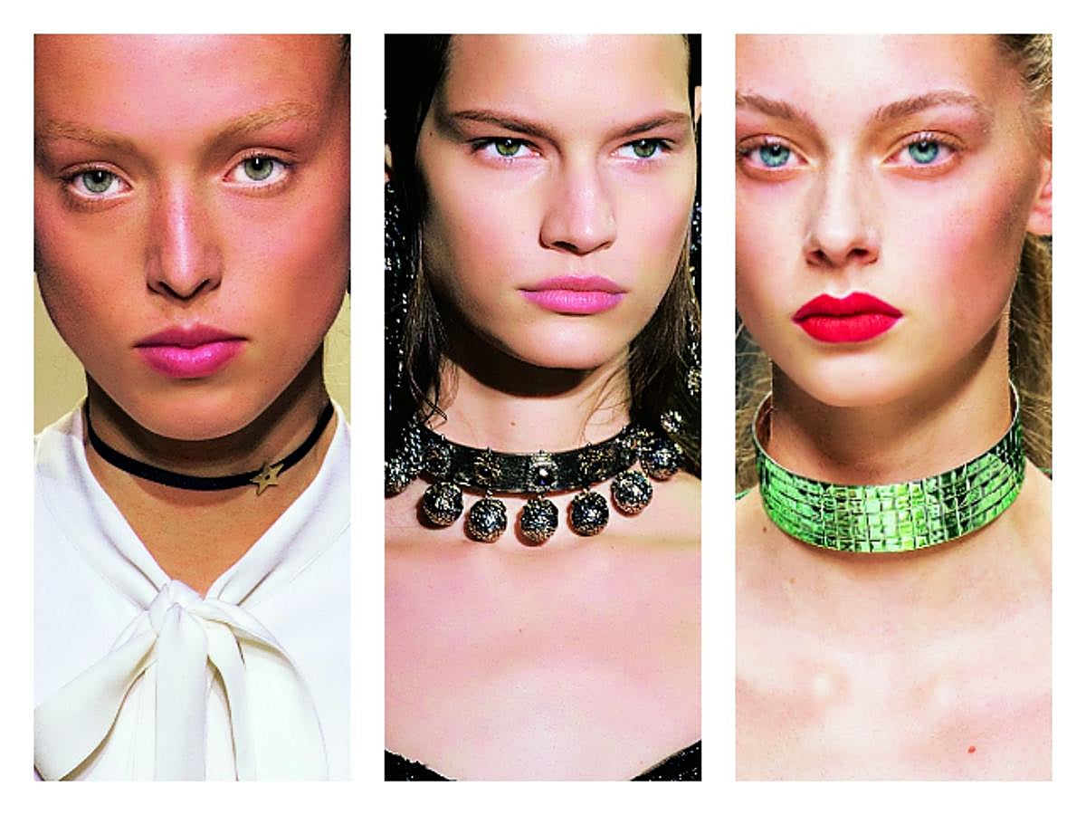 Ya te adelantamos que el choker, esa ajustada cinta-joya, estaba causando sensación en las pasarelas y en la calle. Y te confirmamos que en la próxima primavera seguirá siendo la joya de referencia. Pero, eso sí, con novedad: las nuevas versiones vienen menos recargadas, más finas y sutiles. de izquierda a derecha: Dior, A. McQueen y Trussardi.