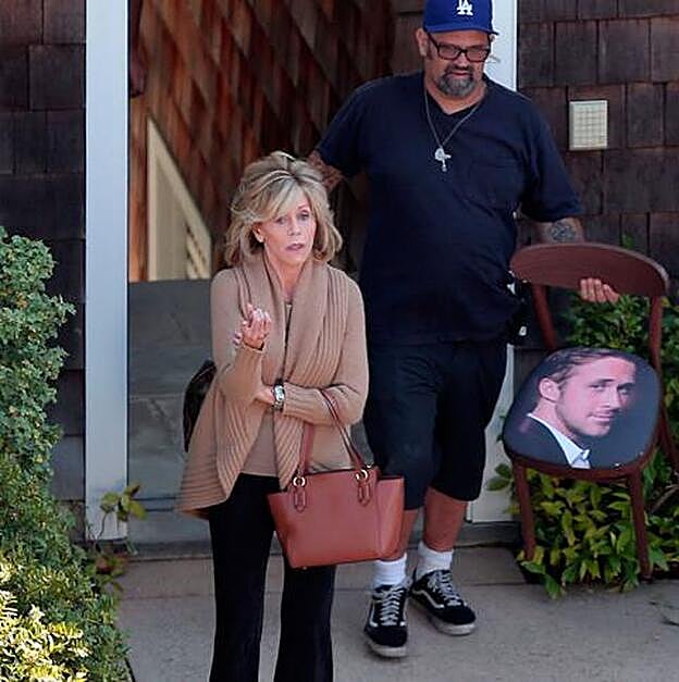 Jane Fonda y su silla con la cara de Ryan GOsling.