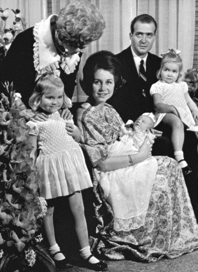 Los Reyes Don Juan Carlos y Doña Sofía junto a sus hijos, Doña Elena y Doña Cristina, y el pequeño Felipe, con tan solo unos días de vida (2 de febrero de 1968).