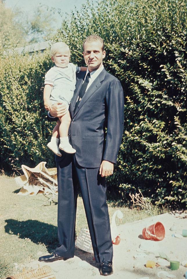 Don Felipe, un bebé regordete y rubio en brazos de su padre, el Rey Juan Carlos I.