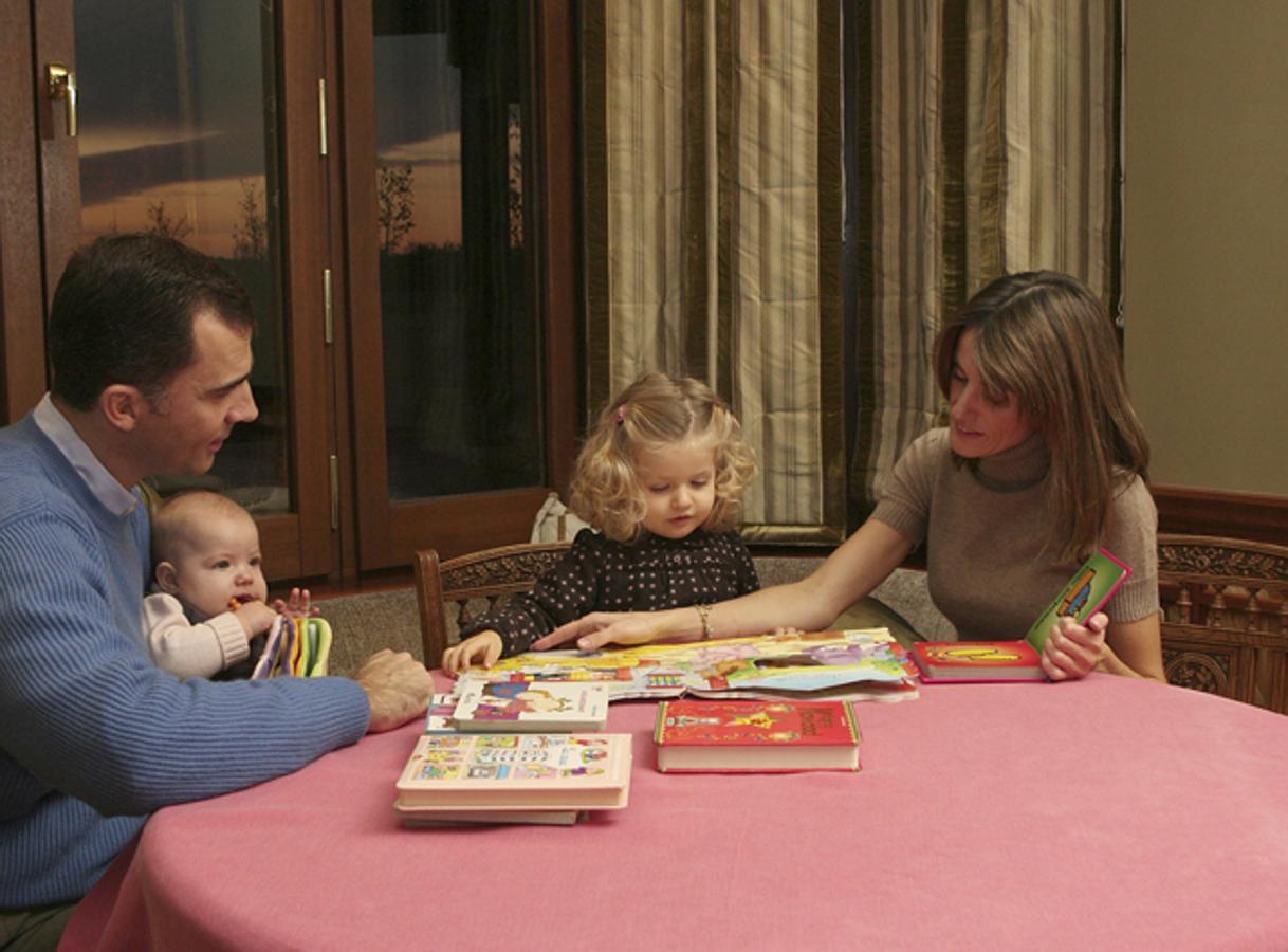 Don Felipe y Doña Letizia, en un relajado posado en el Palacio de la Zarzuela junto a sus hijas.