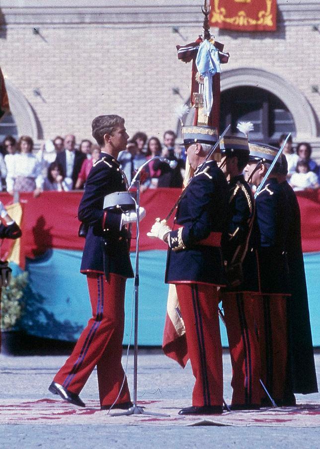 El Príncipe de Asturias, en su Jura de Bandera del Ejécito de Tierra en Zaragoza, en 1985.