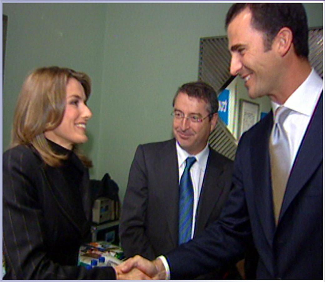 En esta imagen, tomada durante los Premios Príncipe de Asturias 2003, don Felipe de Borbón y la entonces periodista Letizia Ortiz disimularon su noviazgo, aún no oficializado por Casa Real.