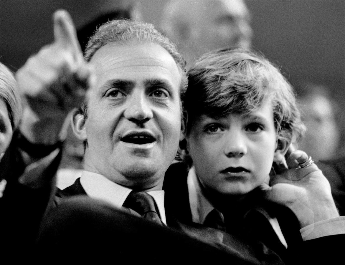El pequeño Felipe de Borbón, muy atento a las explicaciones de su padre, el Rey Juan Carlos, durante un partido de tenis en 1977.