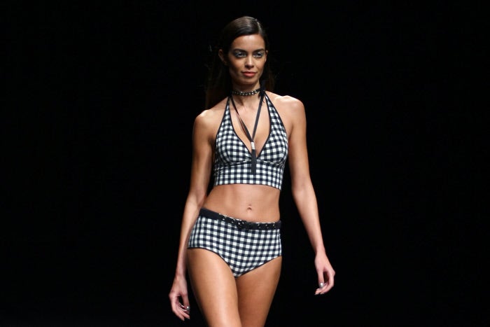 Joana Sanz subió a la pasarela un bikini de estilo retro de cuadros vichy con el que derrochó feminidad.