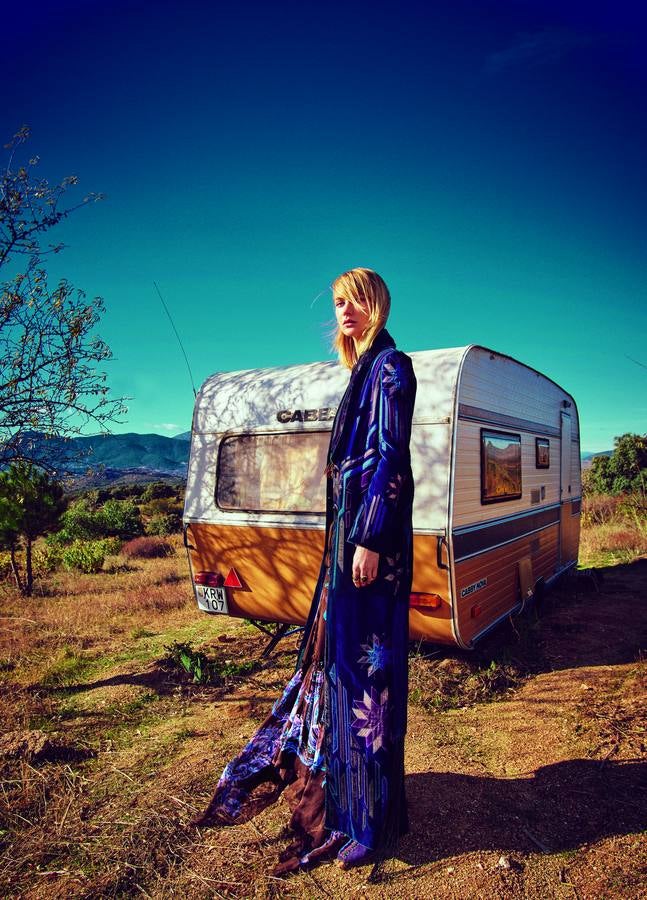 Abrigo de terciopelo y vestido de Roberto Cavalli. Anillos de Uterqüe y botines de Roger Vivier.