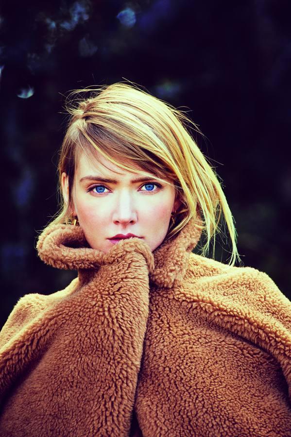 Abrigo de Max Mara y pendientes de Nurbijou.