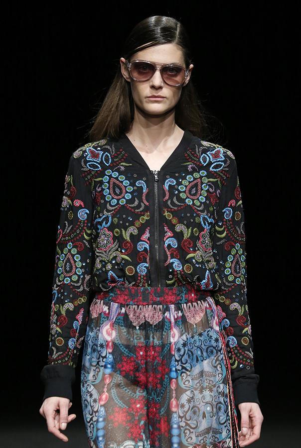 Las transparencias de Custo sacan el lado más sensual del cuerpo femenino.