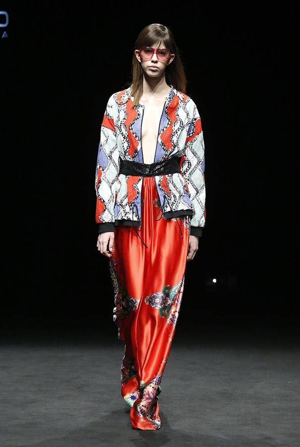 La mezcla de estampados es toda una seña de identidad en todo lo que hace Custo