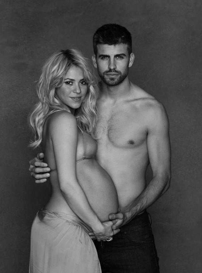 Shakira y Piqué quisieron guardar un bonito recuerdo del embarazo de Milan y por eso no dudaron en posar juntos en unas instantáneas que compartieron en las redes sociales para deleite de los fans y en la que se puede apreciar el avanzado estado de gestación de la cantante.