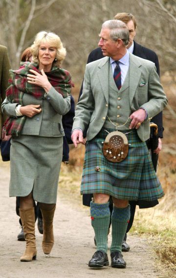 Uno de los famosos que se adelantó a la tendencia de lucir falda antes de que lo viéramos en las pasarelas es Carlos de Inglaterra.