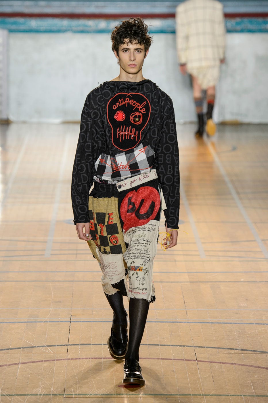 Uno de los diseños de la colección de Westwood que incluye una falda masculina entre sus propuestas para el otoño.