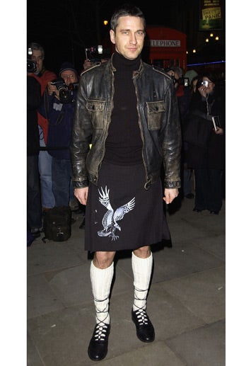 Uno de los famosos que se adelantó a la tendencia de lucir falda antes de que lo viéramos en las pasarelas es Gerard Butler.