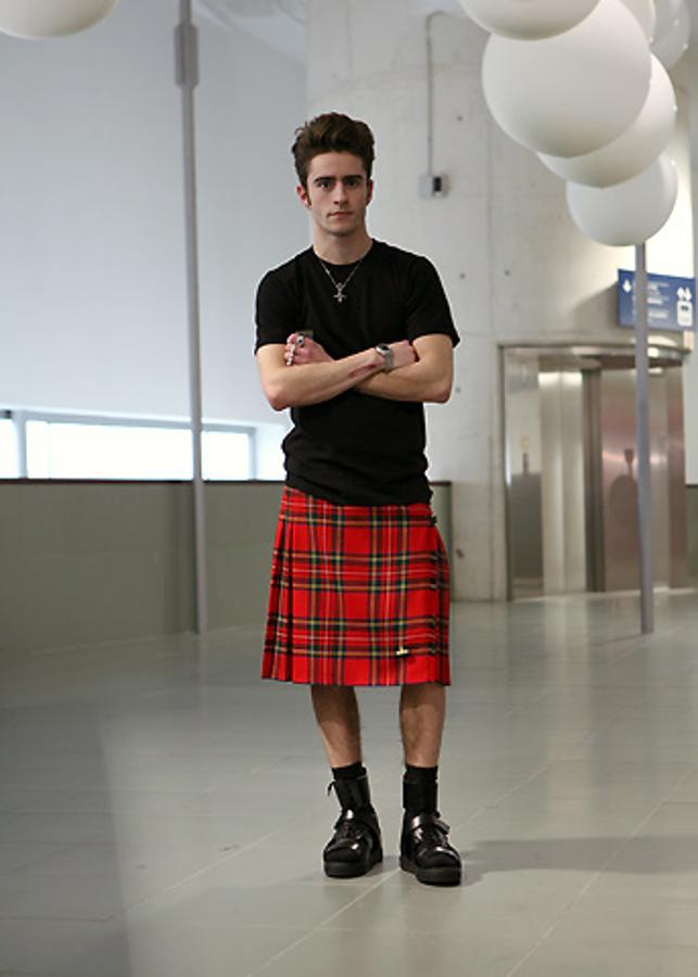 Uno de los famosos que se adelantó a la tendencia de lucir falda antes de que lo viéramos en las pasarelas es Pelayo Díaz.