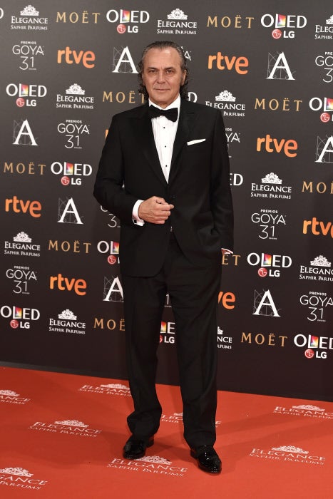 El actor, muy elegante con esmoquin de Brooks Brothers y zapatos de Martinelli.