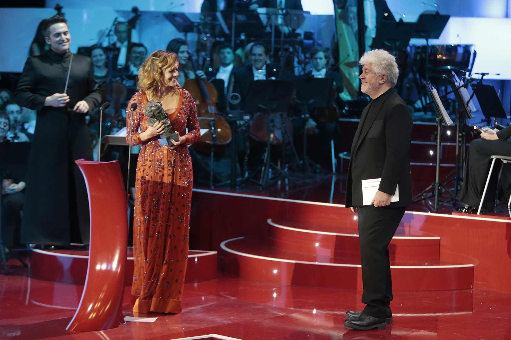 El director de 'Julieta' le entrega el Goya a la Mejor actriz a Emma Suárez, la protagonista de su cinta.