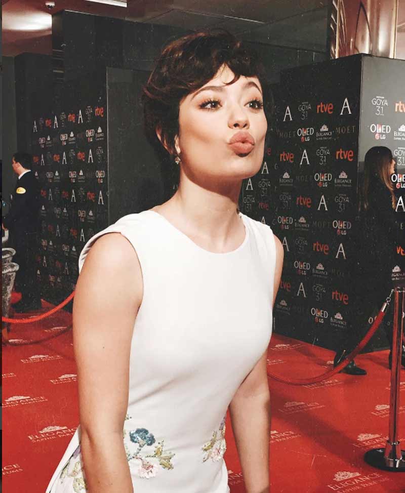 Anna Castillo pone morritos en la alfombra roja de los Premios Goya 2017.