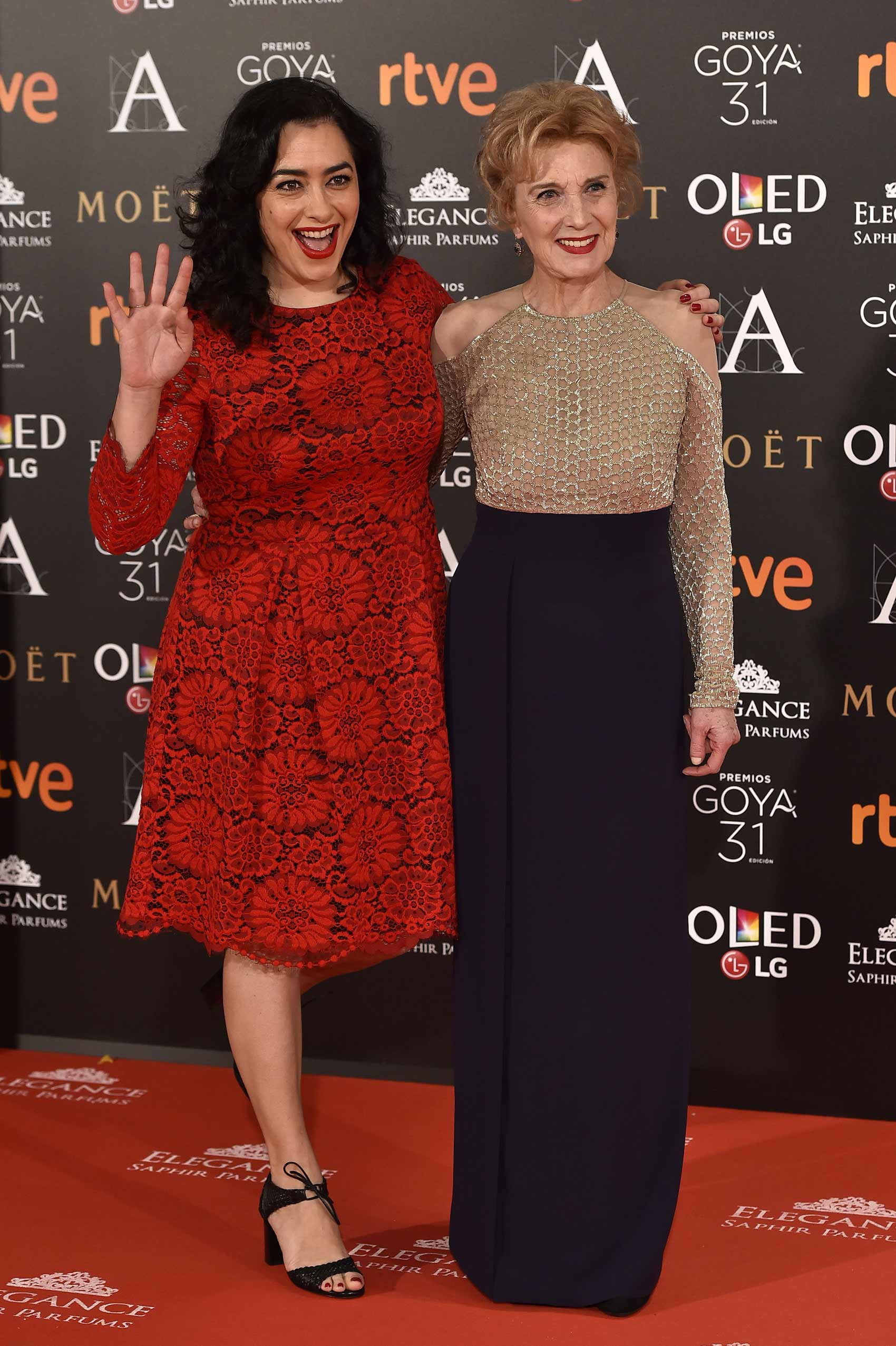 Marisa Paredes posa con su hija en la alfombra roja.