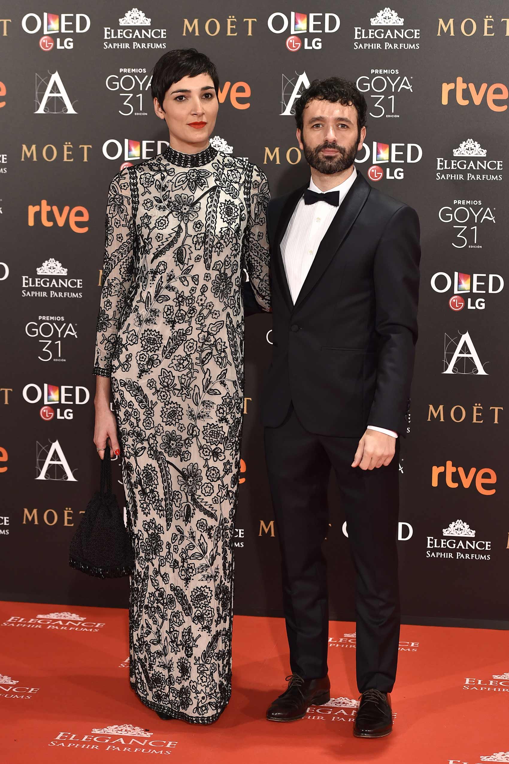 Rodrigo Sorogoyen, nominado a Mejor director, junto a Isabel Peña, coguionista de 'Que Dios nos perdone', en la alfombra roja del Hotel Auditorium.