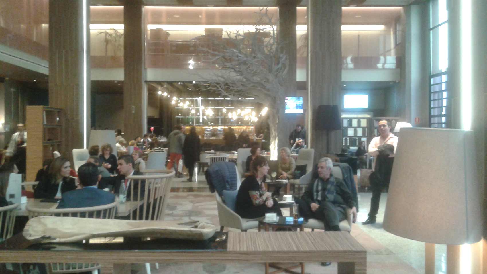 Los invitados matan los nervios en la cafetería del Hotel Auditorium.