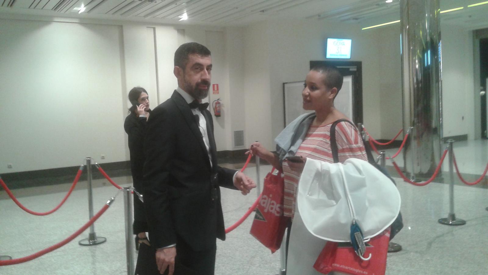 Piti controla la prenda en el photocall. Los fans de Paquita Salas habrán oído hablar mucho de él…