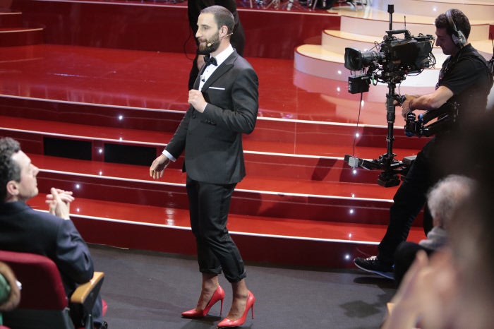 El actor y presentador de la gala se subió a unos zapatos de salón de tacón de vértigo durante la ceremonia como apoyo a las manifestaciones de apoyo al papel de las mujeres en el cine