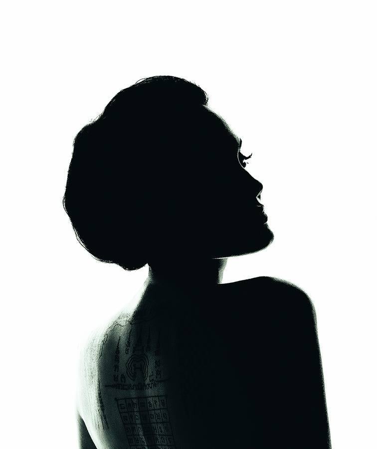 Era la estrella más perseguida para protagonizar una campaña publicitaria. Y nadie lo conseguía. Diez años ha tardado Guerlain en convencerla, y lo ha hecho porque la madre de Angelina Jolie utilizaba esta firma francesa. La actriz es la imagen del nuevo perfume de la maison, Mom Guerlain (con esta foto de Tom Munro), que estará a la venta en marzo. La actriz ha querido donar todo el dinero del contrato a una ONG.