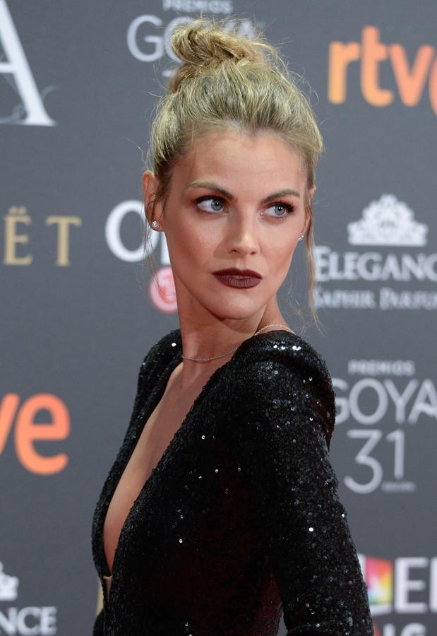 Guapísima la actriz Amaia Salamanca optó por recoger su melena en un moño alto, ligeramente deshecho. En su maquillaje todo el protagonismo recayó en sus labios de color granate con acabado mate, que combinó con pestañas XXL y un fino eyeliner superior.