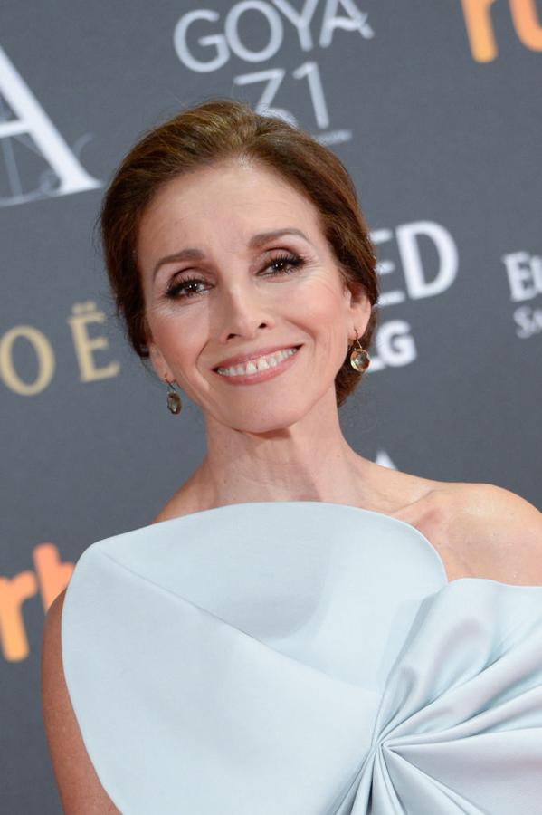 La cantante y actriz Ana Belén, Goya de honor, lució un recogido bajo muy favorecedor y und iscreto maquillaje que potenciaba su mirada con pestañas XXL, y labios nude.
