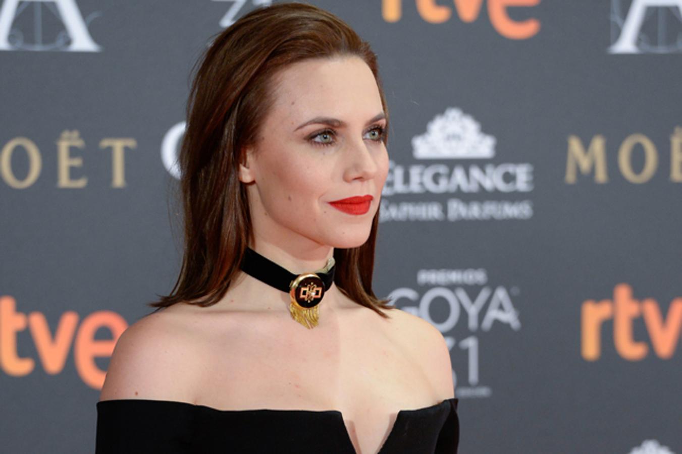 La actriz apostó por el 'gotic chic' con su vestido de Caprile y un 'choker' que, en nuestra opinión, dejó de llevarse la temporada pasada...