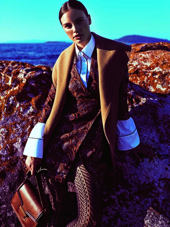 Camisa de Ángel Schlesser, chaleco de El Corte Inglés y vestido de Sandro. Bolso de Max Mara y medias de Calzedonia.