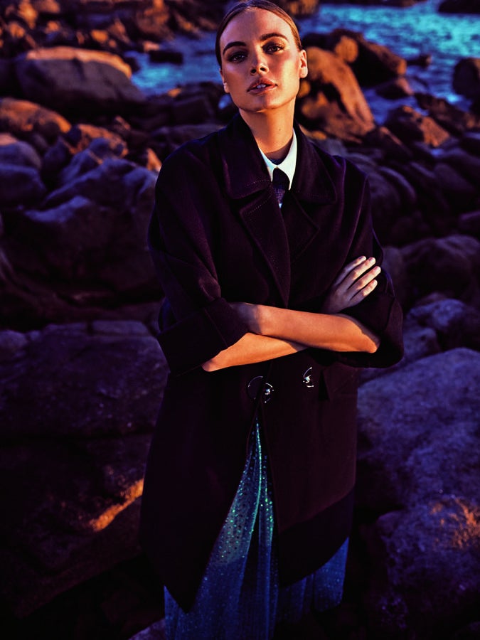 Vestido de plumeti firmado por Jorge Vázquez. El jersey es de Marella y el abrigo, de Pinko.