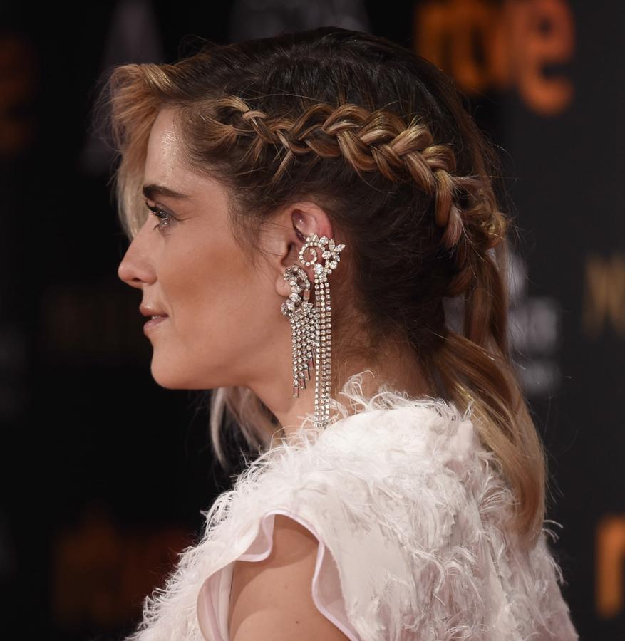 La actriz María León apostó por un look rockero con su media melena, con mechas muy marcadas, semirrecogida con una trenza de raíz y ondas rotas. El maquillaje, muy sencillo, con tonos marrones en los ojos y las mejillas y gloss en los labios.