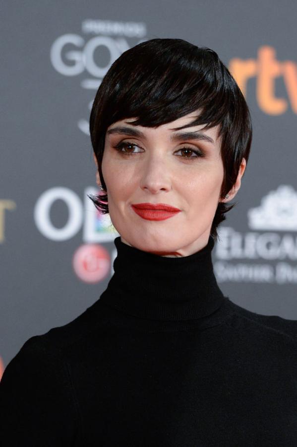 La actriz Paz Vega, guapísima, con su pixie con efecto mojado y labios en rojo mate que combinó con una mirada dulce con sombras marrones y pestañas XXL.