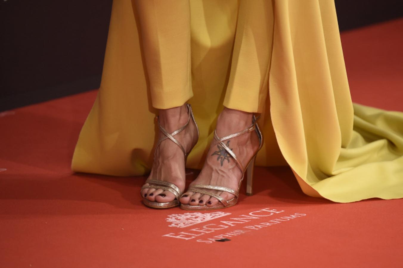La actriz combinó su original (y maravilloso) mono de Alicia Rueda con las sandalias modelo Yuriko de color dorado de la firma Lodi.