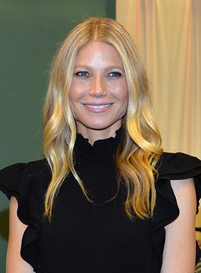 La actriz Gwyneth Paltrow, rubia natural, apuesta por un tono platino.