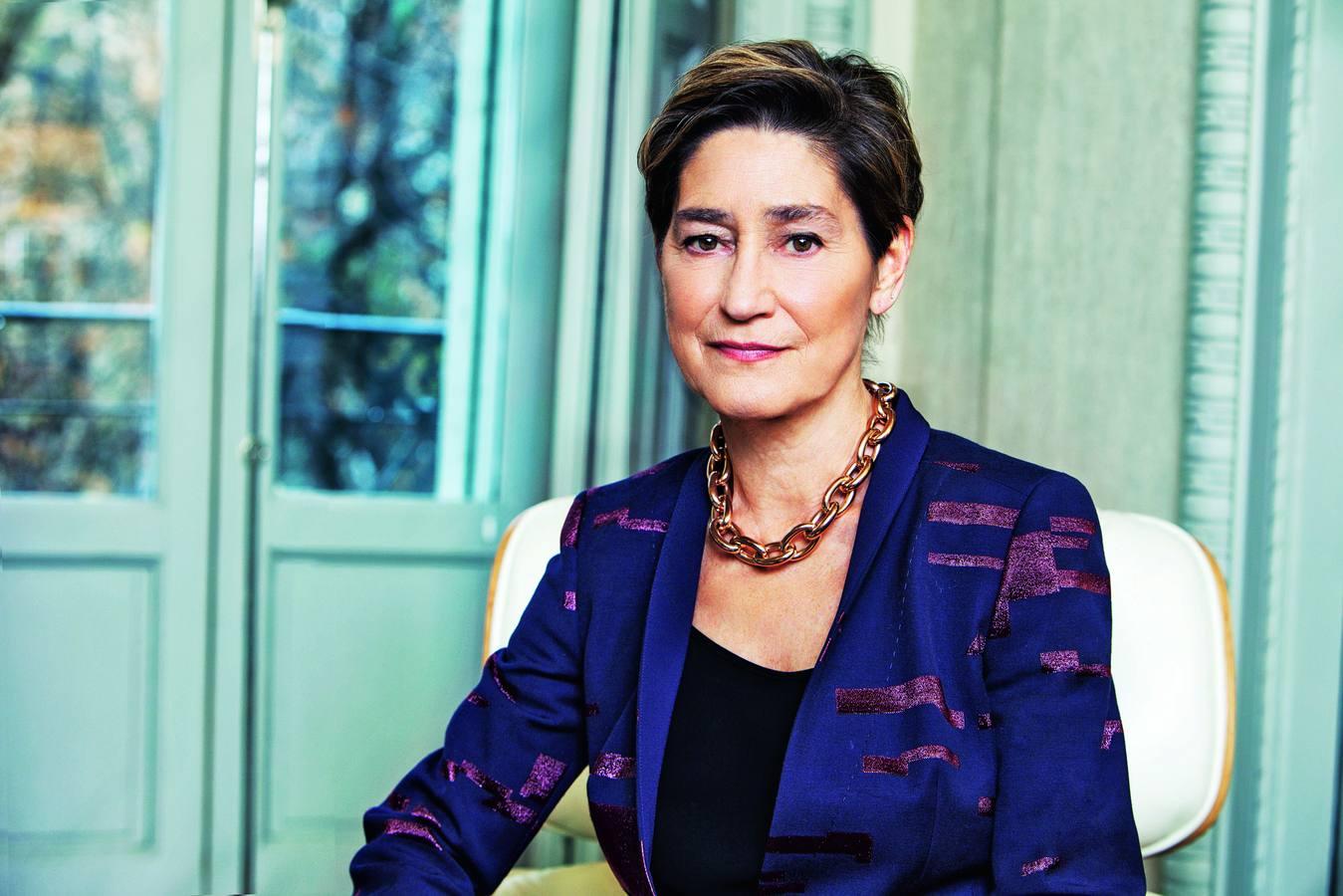 Abogada en ejercicio desde 1981, es profesora titular de Derecho Procesal en la Universidad de Cantabria desde 1992 y fue decana del Colegio de Cantabria entre 2000 y 2008. Desde hace un año es presidenta del Colegio General de la Abogacía Española.