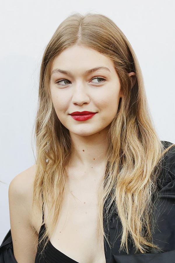 La modelo Gigi Hadid con rubio oscuro, perfecto para las morenas y castañas que quieren ser rubias.