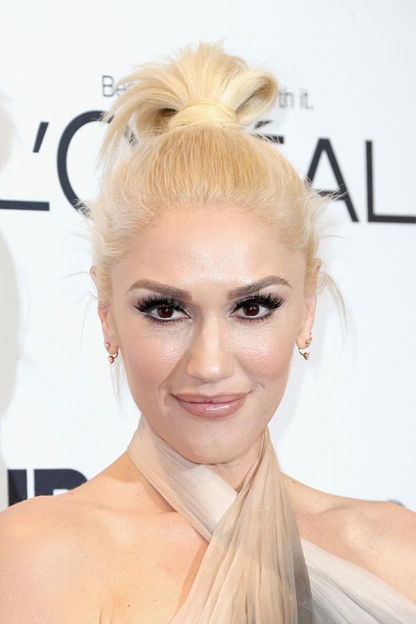 A pesar de sus cejas oscuras, la cantante Gwen Stefanie está muy favorecida con su rubio platino, casi blanco.