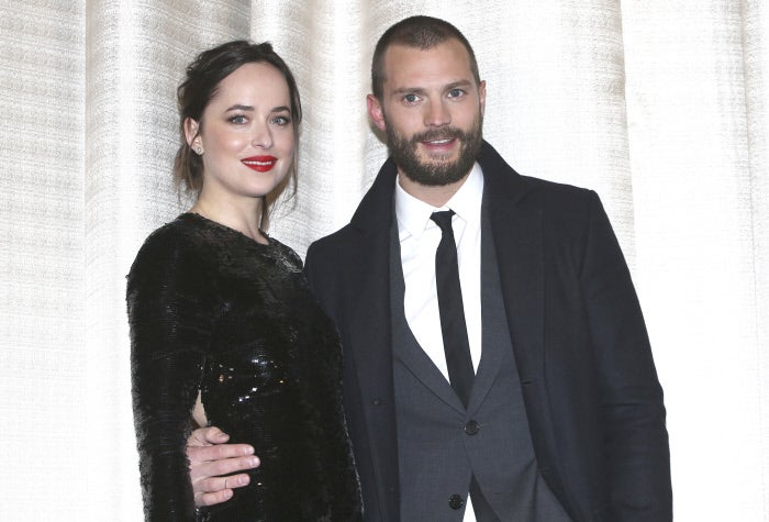 No hay mejor peinado para lucir un escote que llevar el pelo recogido y eso es precisamente lo que hizo la actriz en Hamburgo el pasado martes 7 de febrero. Llevó un recogido muy casual, sombra de ojo tenue y le dio todo el protagonismo a sus labios, que los maquilló de color rojo.