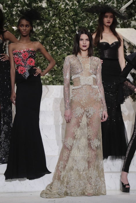 La hermana modelo de KIm Kardashian cerró el desfile de otoño 2017 de La Perla en la semana de la Moda de Nueva York.