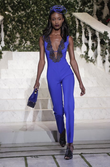 Para la noche, la firma propone monos con escotes de vértigo y encaje, la fórmula perfecta de la sensualidad.