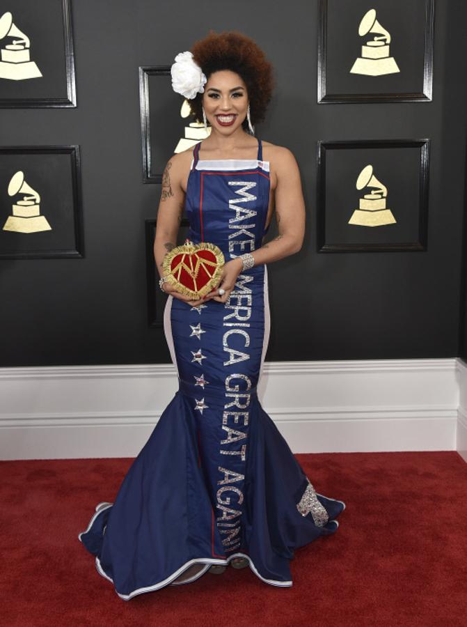 Sin duda, el vestido más horrible (y polémico) de la noche fue el de Joy Villa.