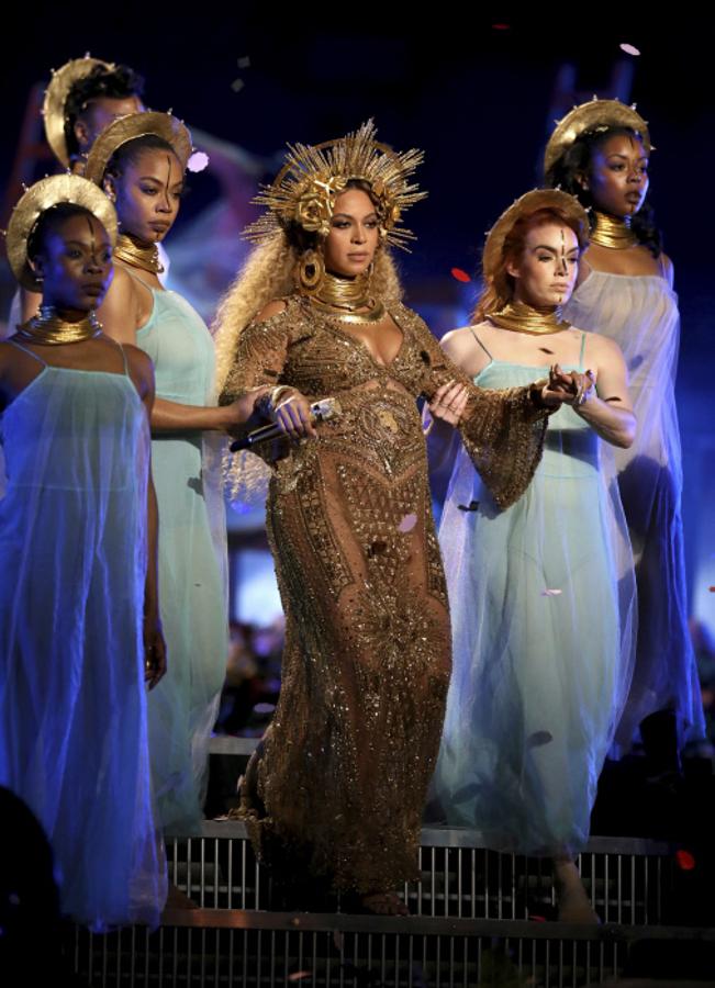 Durante su actuación, Beyoncé dejó a todo el mundo con la boca abierta al salir al escenario con este estilismo, también de Peter Dundas, al más puro estilo 'diosa de la fertilidad'.