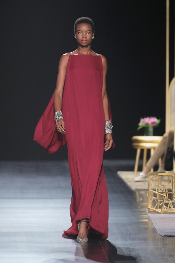 Elegancia en estado puro en este vestido vaporoso en color fresa con detalle joya en los puños.