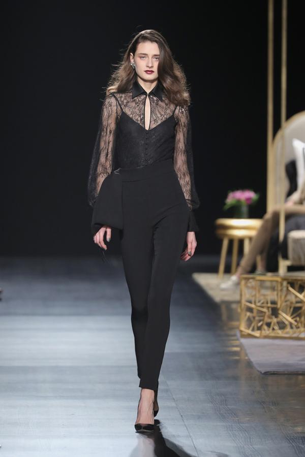 Los pantalones, combinados con un top especial, también son para la noche.