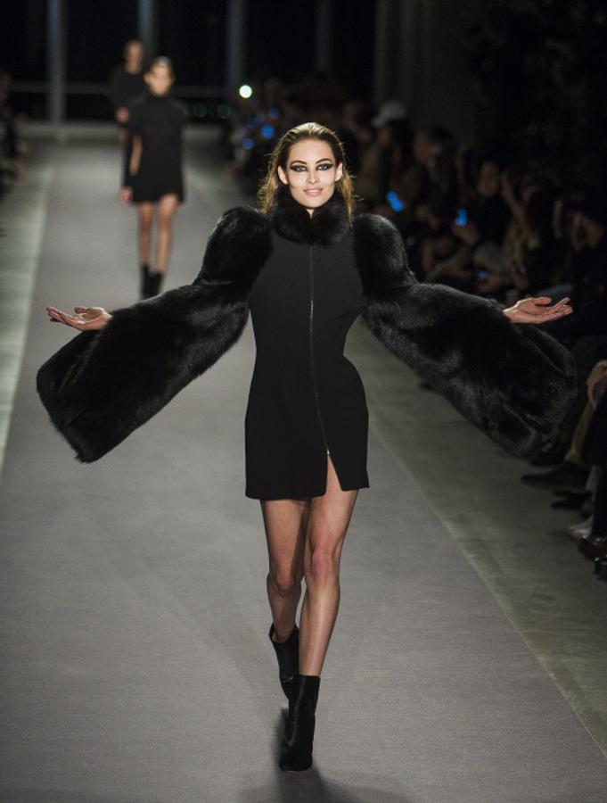 Necesitamos ver ya a alguna 'celeb' con este abrigo vestido con imponentes mangas de piel.