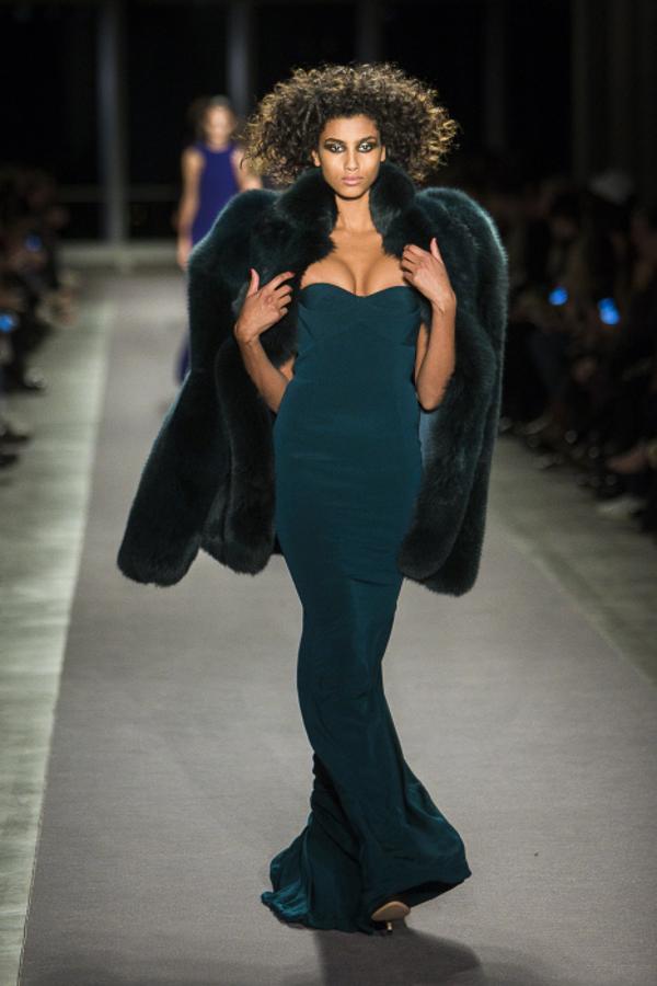 Vestido sirena con escotazo y abrigo de piel, una combinación perfecta para ser el centro de todas las miradas.